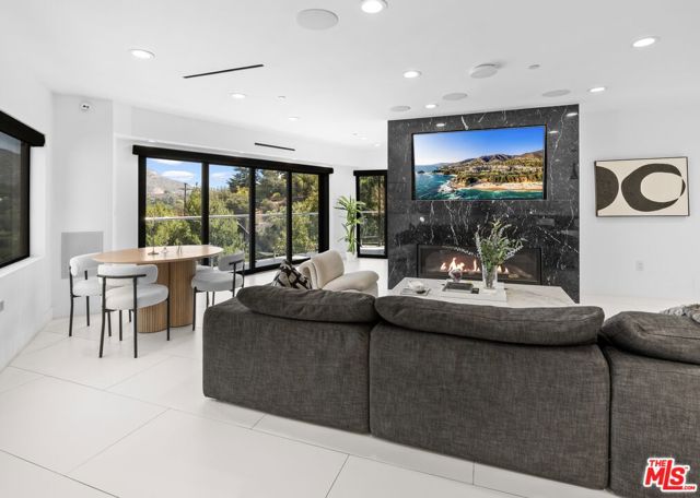 7141 Woodrow Wilson Drive, Los Angeles CA: https://media.crmls.org/mediaz/9ddc0079-3334-455d-a4fb-87f6f32dc01d.jpg