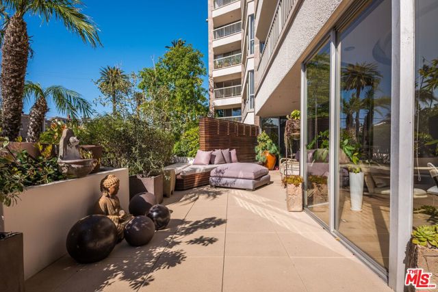 515 Ocean Avenue, Santa Monica CA: https://media.crmls.org/mediaz/9ddc3c9f-8cf0-4fb0-bcb1-489856442f6d.jpg