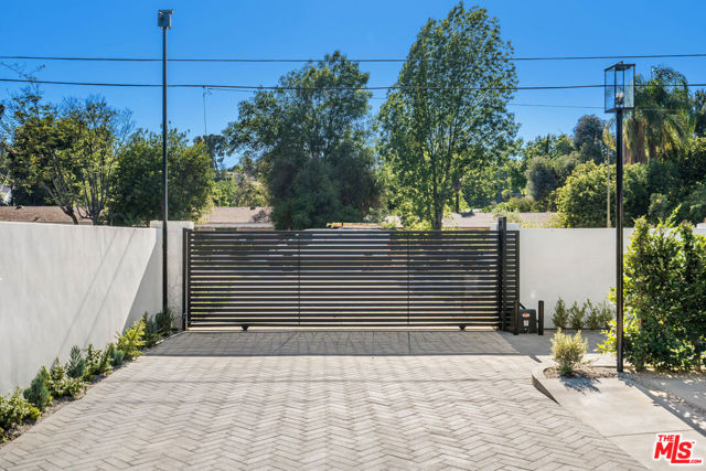 5662 Winnetka Avenue, Woodland Hills CA: https://media.crmls.org/mediaz/9ddcb304-1613-4c2c-96e3-345213077fd5.jpg