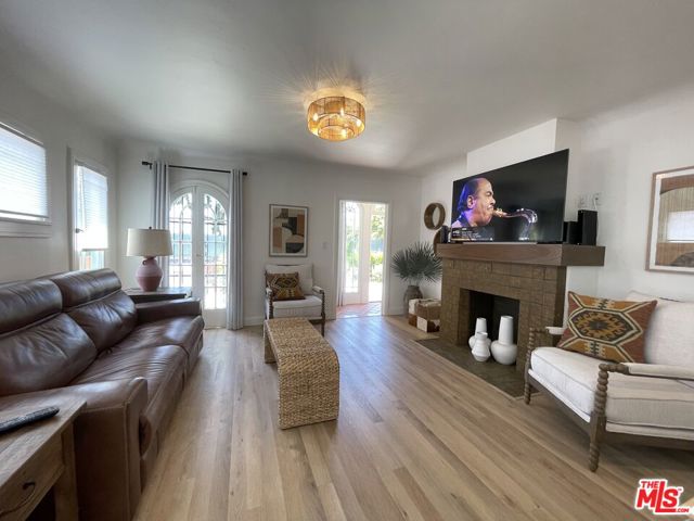 1086 West Boulevard, Los Angeles CA: https://media.crmls.org/mediaz/9ddd0d9c-f072-48de-bf82-0e0aa1aaec4a.jpg