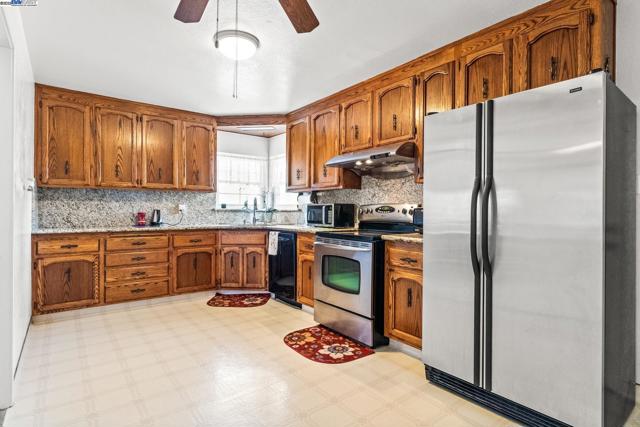 18289 Meekland Ave, Hayward CA: https://media.crmls.org/mediaz/9dde3a8b-e322-4d2e-aee6-39c947ebfb04.jpg