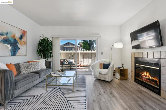 63 Lakeshore Ct, Richmond CA: https://media.crmls.org/mediaz/9dde4c69-c018-4114-b066-50b60ef7baa1.jpg