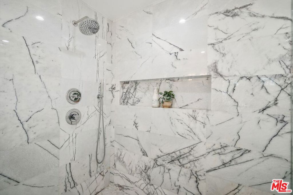 https://media.crmls.org/mediaz/9dde65fd-2e1e-425c-9d8b-dad52b2eb8e0.jpg?preset=X-Large