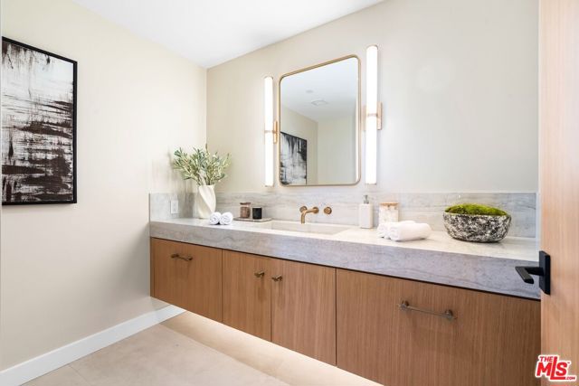 900 W Olympic Boulevard, Los Angeles CA: https://media.crmls.org/mediaz/9ddfb444-4331-47e2-a2a3-aa5fd2da6f51.jpg