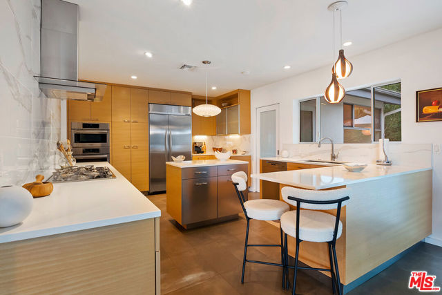 4025 Weslin Avenue, Sherman Oaks CA: https://media.crmls.org/mediaz/9de1833e-3363-49e1-9bb4-32e3b571701a.jpg