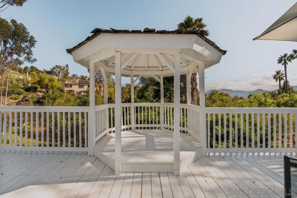 https://media.crmls.org/mediaz/9de23d17-e0d5-476c-bd8c-ff1d0b1fe777.jpg?preset=X-Large