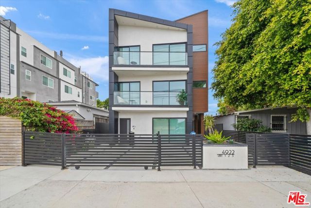 4922 S Centinela Avenue, Los Angeles CA: https://media.crmls.org/mediaz/9de3cc8a-64ba-4172-bebb-b976716ff8c7.jpg