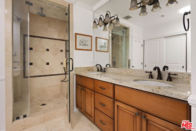 1089 Palms Boulevard, Venice CA: https://media.crmls.org/mediaz/9de415ca-8e11-4781-9544-236bed4f7514.jpg