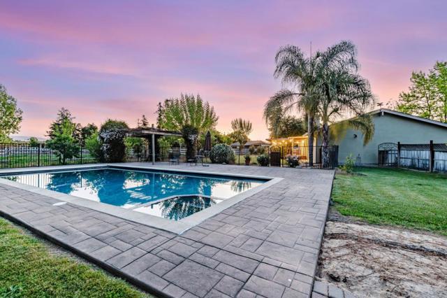 10495 Garcia Lane, Gilroy CA: https://media.crmls.org/mediaz/9de58eda-9dee-420c-bdaa-a65df5ba658e.jpg