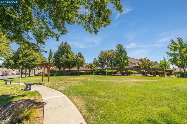 302 Columbia Cir, Benicia CA: https://media.crmls.org/mediaz/9de6243a-df7b-495e-a29d-09cb6aec57ef.jpg