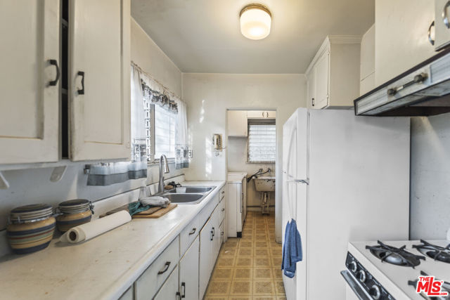 4958 Loleta Avenue, Los Angeles CA: https://media.crmls.org/mediaz/9de68b42-e263-45ba-b09c-aa7b453ae41e.jpg