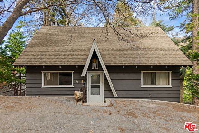 286 S Fairway Drive, Lake Arrowhead CA: https://media.crmls.org/mediaz/9de6e2c9-e7c6-4856-ad9f-e542e4d0ad3d.jpg