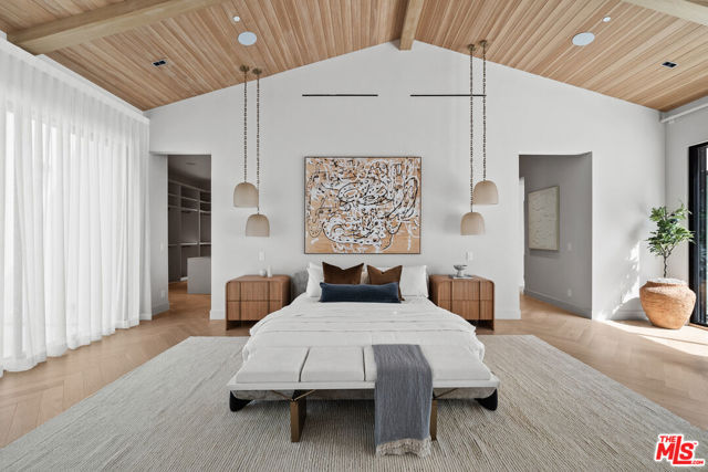 10950 Verano Road, Los Angeles CA: https://media.crmls.org/mediaz/9de6f604-4d8d-4324-8b3d-92e182ef6cd6.jpg