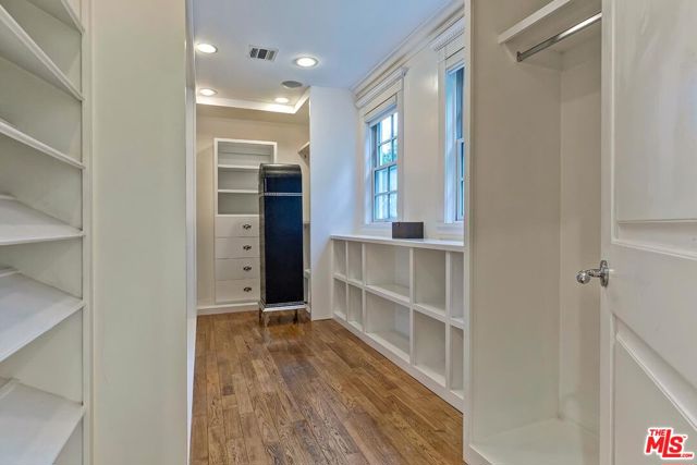 725 N Faring Road, Los Angeles CA: https://media.crmls.org/mediaz/9de6f854-d4eb-4926-bf0b-41250b392613.jpg