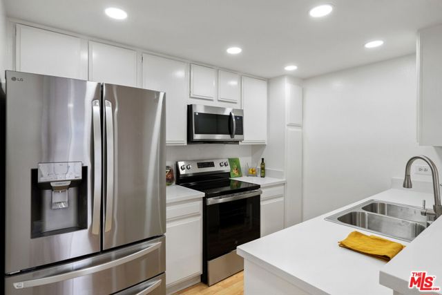 10535 Wilshire Boulevard, Los Angeles CA: https://media.crmls.org/mediaz/9de76166-70c9-4796-a4b3-4def33b3b7e6.jpg