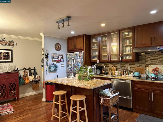1036 Oak Grove Rd, Concord CA: https://media.crmls.org/mediaz/9de7a3dc-5b33-4cef-af46-086d2dc3d019.jpg