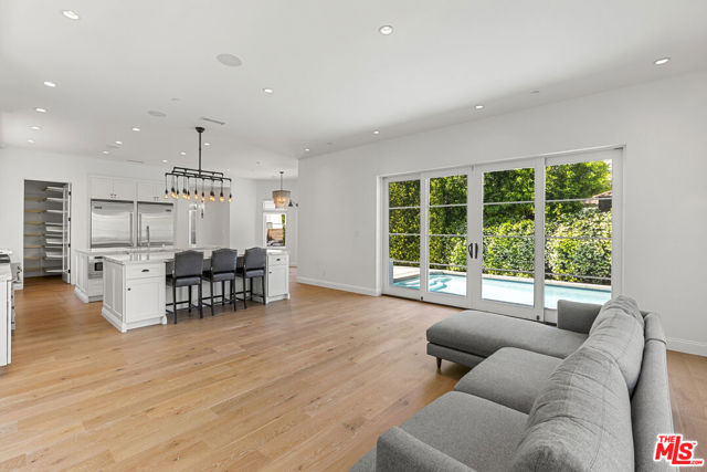 530 N Alta Vista Boulevard, Los Angeles CA: https://media.crmls.org/mediaz/9de7ae18-be7c-4148-a962-4245ed346578.jpg