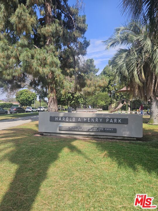 854 1/2 S Plymouth Boulevard, Los Angeles CA: https://media.crmls.org/mediaz/9de7cf5c-cceb-4063-b78b-112da0c47f02.jpg