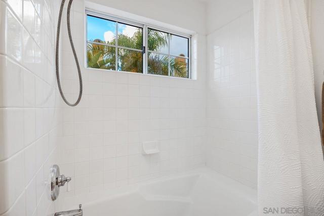 3965 Via Holgura, San Diego CA: https://media.crmls.org/mediaz/9de816ec-b80b-4b0a-8ff0-dc971da8454e.jpg