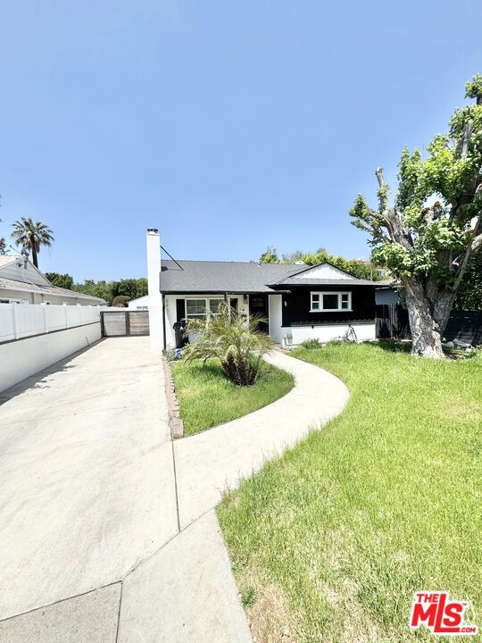 5937 Ranchito, Los Angeles CA: https://media.crmls.org/mediaz/9de81aa2-0330-48c3-a44a-21c8a52a5a24.jpg