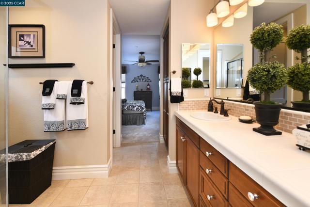 1759 Latour Ave, Brentwood CA: https://media.crmls.org/mediaz/9de9f029-1959-4953-80a9-46fdc3f3632e.jpg