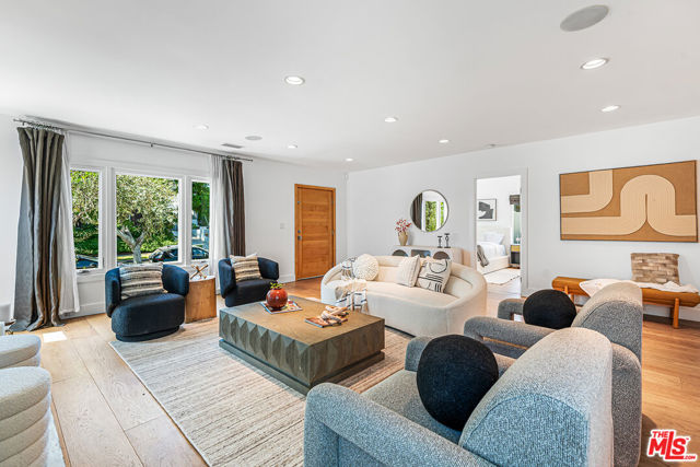 574 N Plymouth Boulevard, Los Angeles CA: https://media.crmls.org/mediaz/9dea1a83-d55f-41ec-a2c4-62e30f72d893.jpg