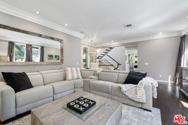 10023 Westwanda Drive, Beverly Hills CA: https://media.crmls.org/mediaz/9deac965-3e31-4707-b20a-3310f4830643.jpg