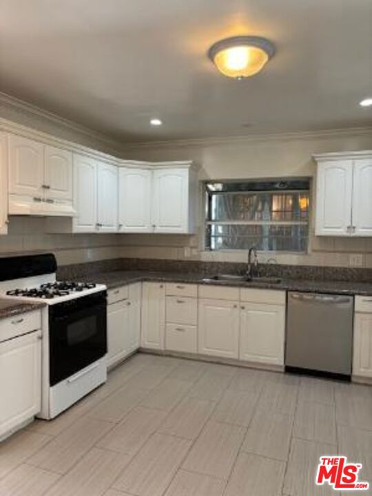 1212 1214 S Tremaine Avenue, Los Angeles CA: https://media.crmls.org/mediaz/9deb8a5a-2cf4-434a-bf8e-c9ed7ef6c804.jpg
