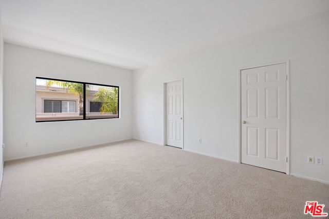 14050 Magnolia Boulevard, Sherman Oaks CA: https://media.crmls.org/mediaz/9dec8b69-3675-4541-a9af-f3a8b1b61e80.jpg