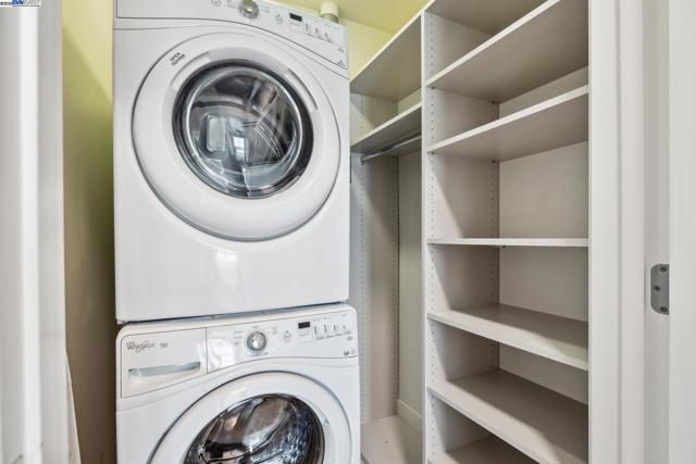 311 2nd St, Oakland CA: https://media.crmls.org/mediaz/9dee36f2-4b66-42c2-a101-682346970dd0.jpg