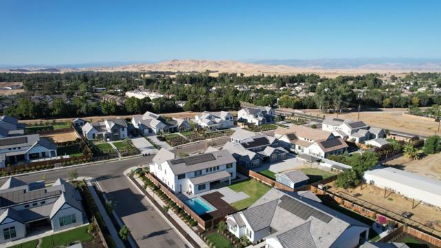 1734 Lester Avenue, Clovis CA: https://media.crmls.org/mediaz/9deee6a2-314e-48be-b19e-8c4bfc24aee5.jpg