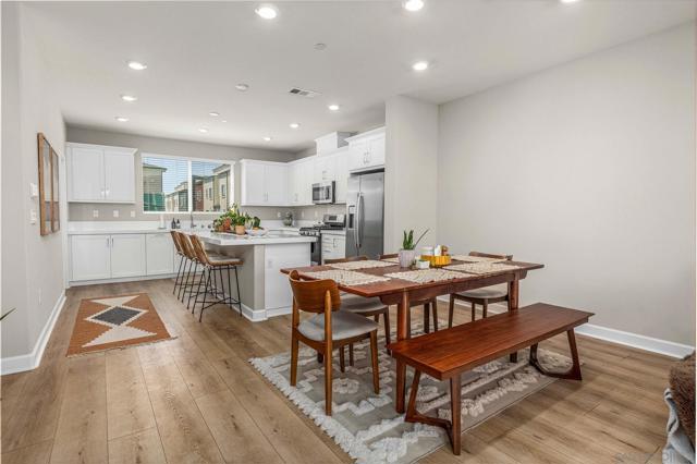 1821 Onyx Ln, Chula Vista CA: https://media.crmls.org/mediaz/9defb2e6-ec75-4571-b039-6ea9096f8993.jpg