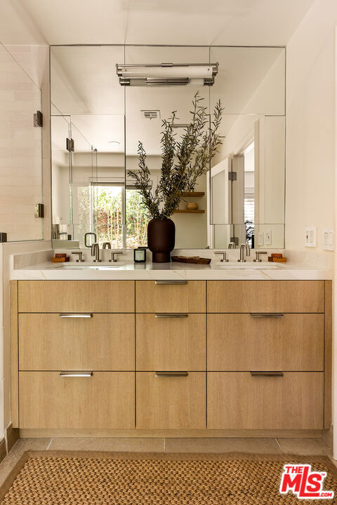 911 7th Street, Santa Monica CA: https://media.crmls.org/mediaz/9defcd7c-c52e-49fd-b327-248aa3009dbf.jpg