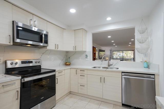 8880 Villa La Jolla Dr, La Jolla CA: https://media.crmls.org/mediaz/9defec3b-2882-434c-8c6b-003e9f11bac6.jpg