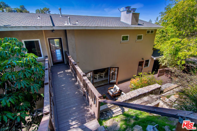 3908 Fairway Avenue, Studio City CA: https://media.crmls.org/mediaz/9deff395-6704-4a7a-901a-0b320ac9cb3c.jpg