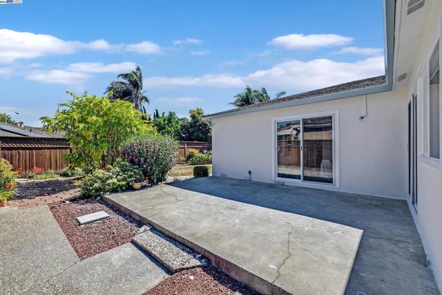 1942 Sherman Dr, Union City CA: https://media.crmls.org/mediaz/9df0ce5e-f41f-4100-acd3-1e78541fb36e.jpg