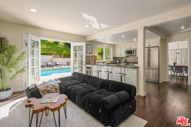 6652 Buttonwood Avenue, Oak Park CA: https://media.crmls.org/mediaz/9df18710-2436-4e39-9ea1-743db36b42d7.jpg