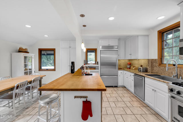 1602 Golf Club Drive, Glendale CA: https://media.crmls.org/mediaz/9df1f949-63df-43f4-afe8-fc94be44cd59.jpg