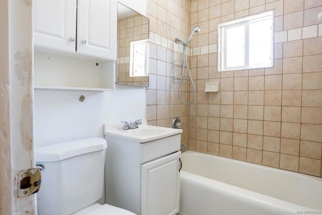 12643 Castle Court Dr, Lakeside CA: https://media.crmls.org/mediaz/9df202e4-ea82-42bd-9910-9377c8975766.jpg