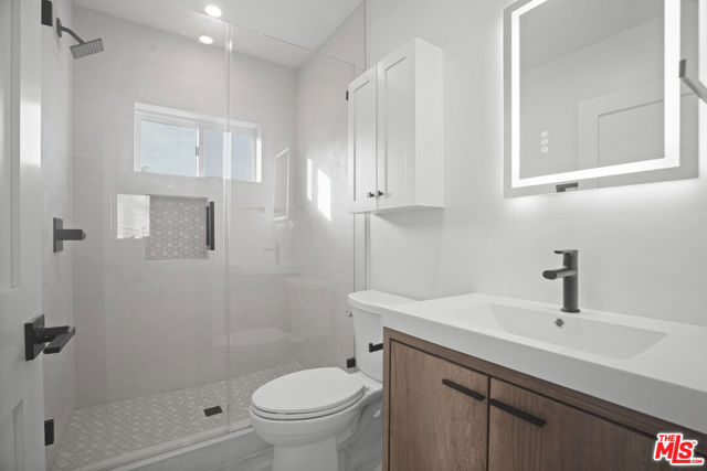 2808 S Cloverdale Avenue, Los Angeles CA: https://media.crmls.org/mediaz/9df21f05-1c6c-45d2-889d-88e9829cbe6b.jpg