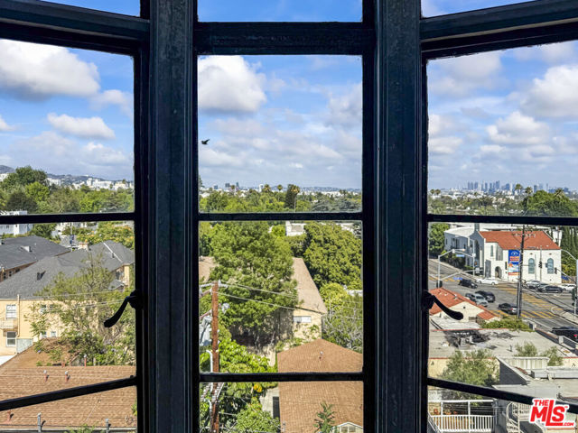 1314 N HAYWORTH Avenue, West Hollywood CA: https://media.crmls.org/mediaz/9df28b96-f4d9-4c63-924f-06b71885e17c.jpg