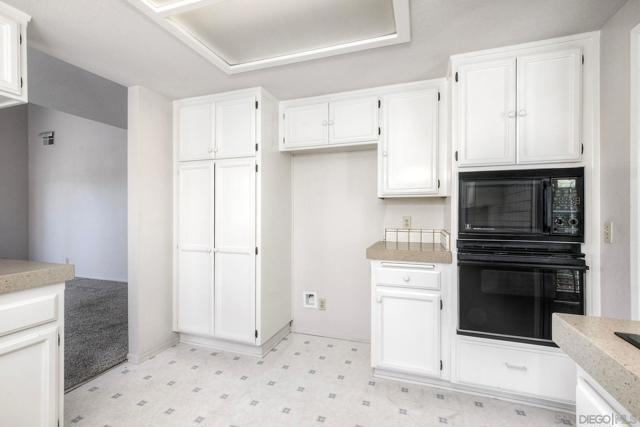1089 Ridge Heights Dr, Fallbrook CA: https://media.crmls.org/mediaz/9df32800-83d3-4072-9ab4-309c15da3edc.jpg