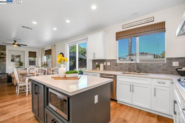 632 Dickinson Ct, Discovery Bay CA: https://media.crmls.org/mediaz/9df34d52-6229-4aa5-9862-a73fc01acdd2.jpg