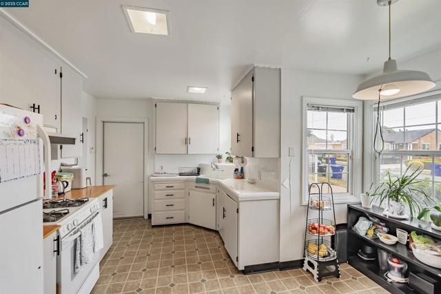 2633 Humphrey Ave, Richmond CA: https://media.crmls.org/mediaz/9df3e527-383a-4020-93dd-19c9c4b42280.jpg