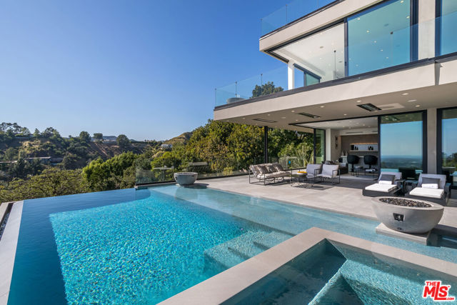9406 Lloydcrest Drive, Beverly Hills CA: https://media.crmls.org/mediaz/9df50938-76b0-4534-b825-883c707b3a7e.jpg