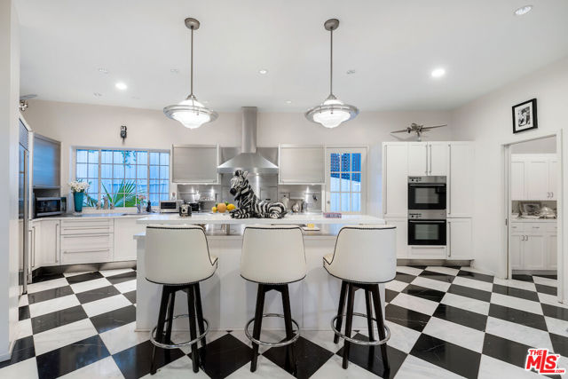 601 Woodruff Avenue, Los Angeles CA: https://media.crmls.org/mediaz/9df6ca23-a784-4d8c-97e3-943ac3db6e32.jpg