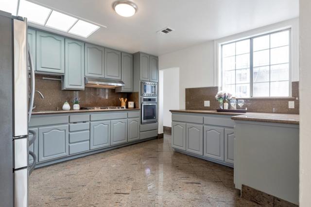 835 Alabama Street, San Francisco CA: https://media.crmls.org/mediaz/9df6dca5-bb3d-43e3-8171-fd59fb03cda2.jpg