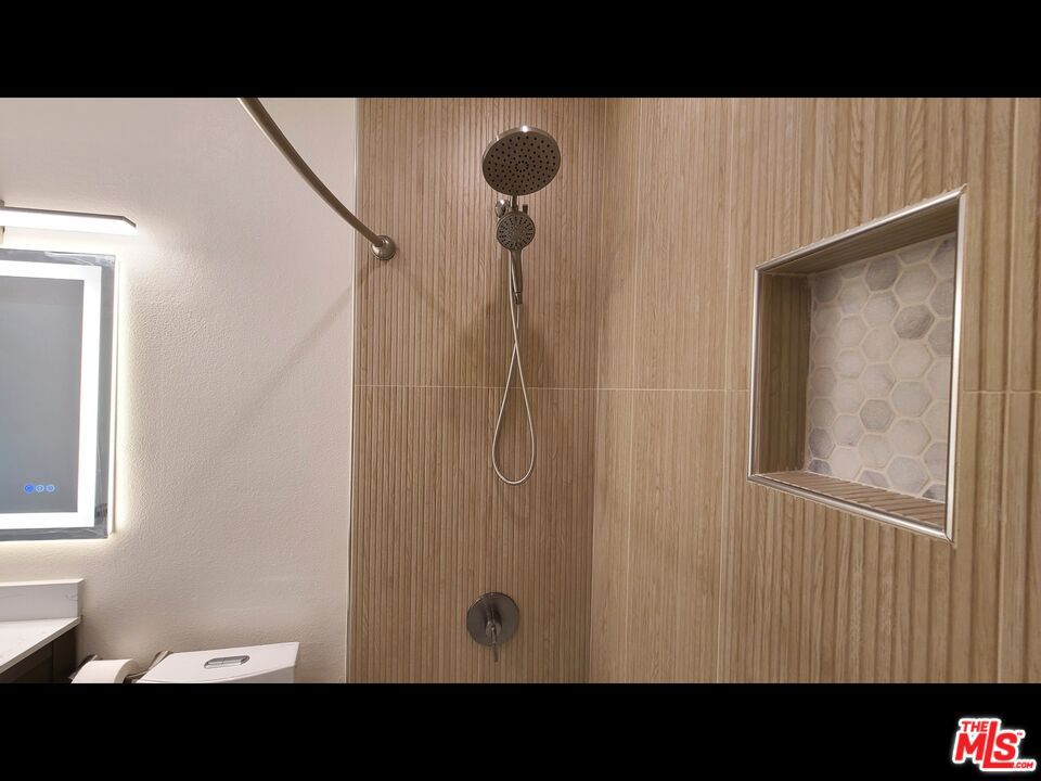 https://media.crmls.org/mediaz/9df72072-705a-4dbe-8764-c12b301fb454.jpg?preset=X-Large