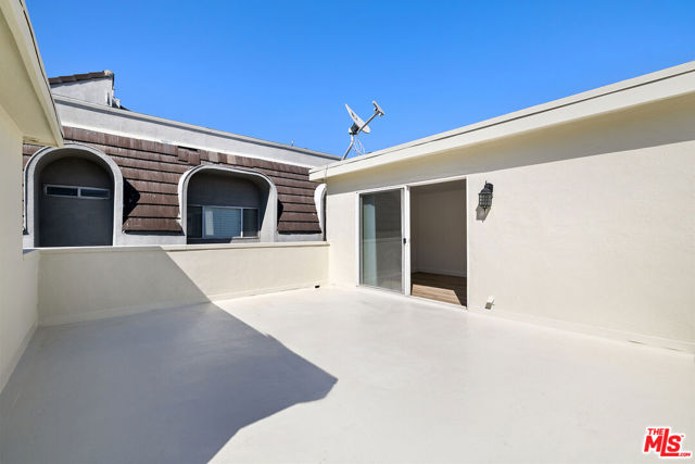 340 N Palm Drive, Beverly Hills CA: https://media.crmls.org/mediaz/9df78f54-56af-487c-bf04-a3d552787685.jpg