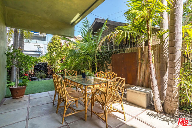 2336 Boone Avenue, Venice CA: https://media.crmls.org/mediaz/9df854ca-bada-485f-9bfc-661fc77ef215.jpg